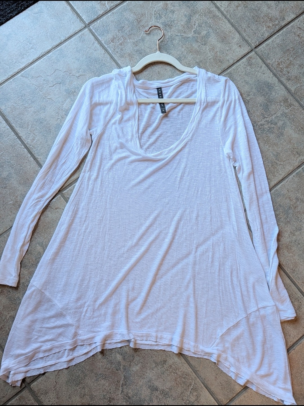 Tony + Dee White Slub Knit Asymmetrical Sharkbite Hem Tunic Top Size M
